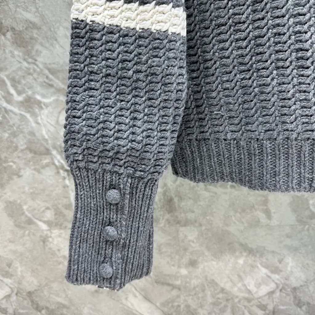 톰브라운 THOM BROWNE 시그니처 4바 크롭 니트 가디건 상세 이미지