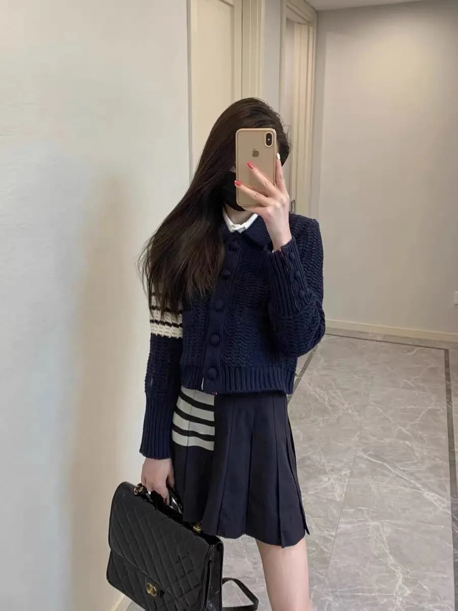 톰브라운 THOM BROWNE 시그니처 4바 크롭 니트 가디건 상세 이미지