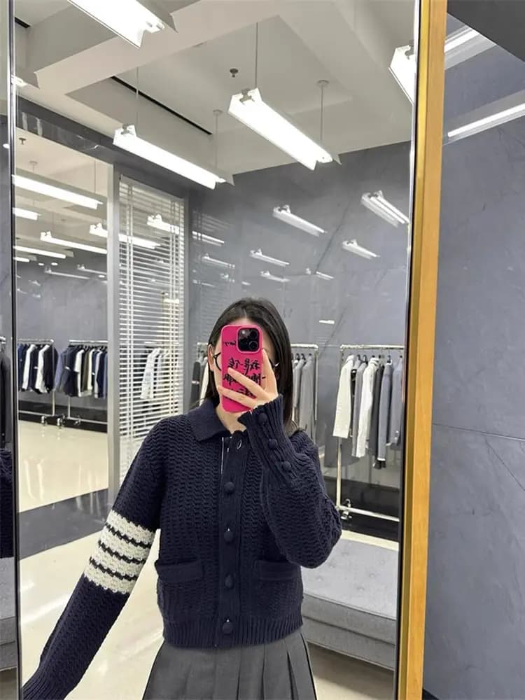 톰브라운 THOM BROWNE 시그니처 4바 크롭 니트 가디건 상세 이미지