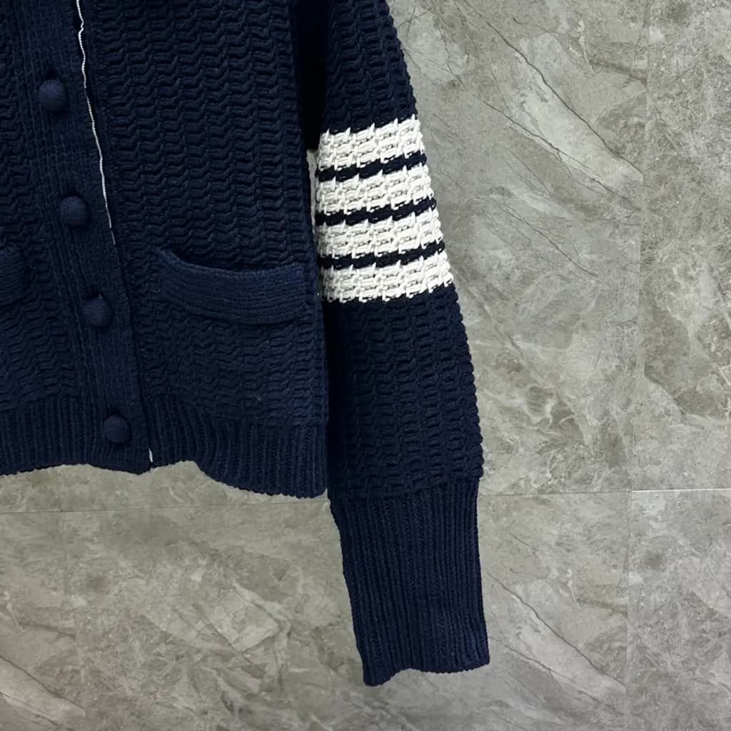 톰브라운 THOM BROWNE 시그니처 4바 크롭 니트 가디건 상세 이미지