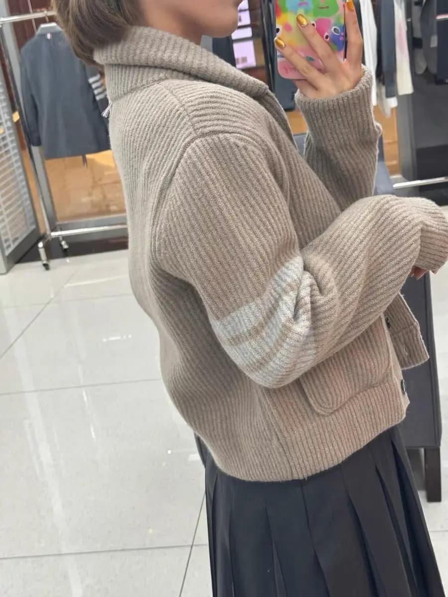 톰브라운 THOM BROWNE 리브드 울 크롭 가디건 상세 이미지
