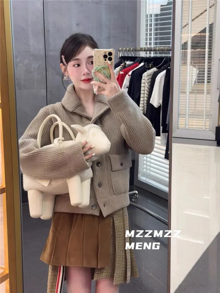 톰브라운 THOM BROWNE 리브드 울 크롭 가디건 상세 이미지