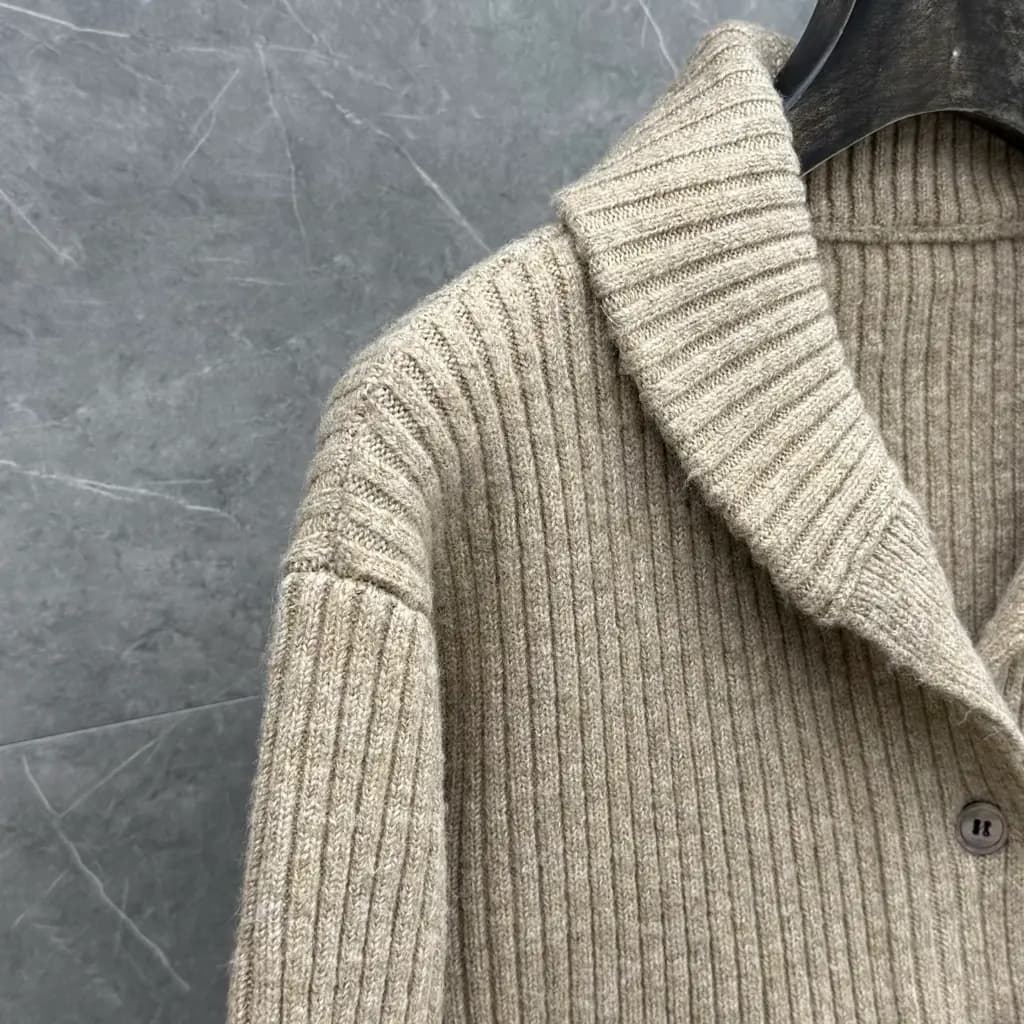 톰브라운 THOM BROWNE 리브드 울 크롭 가디건 상세 이미지