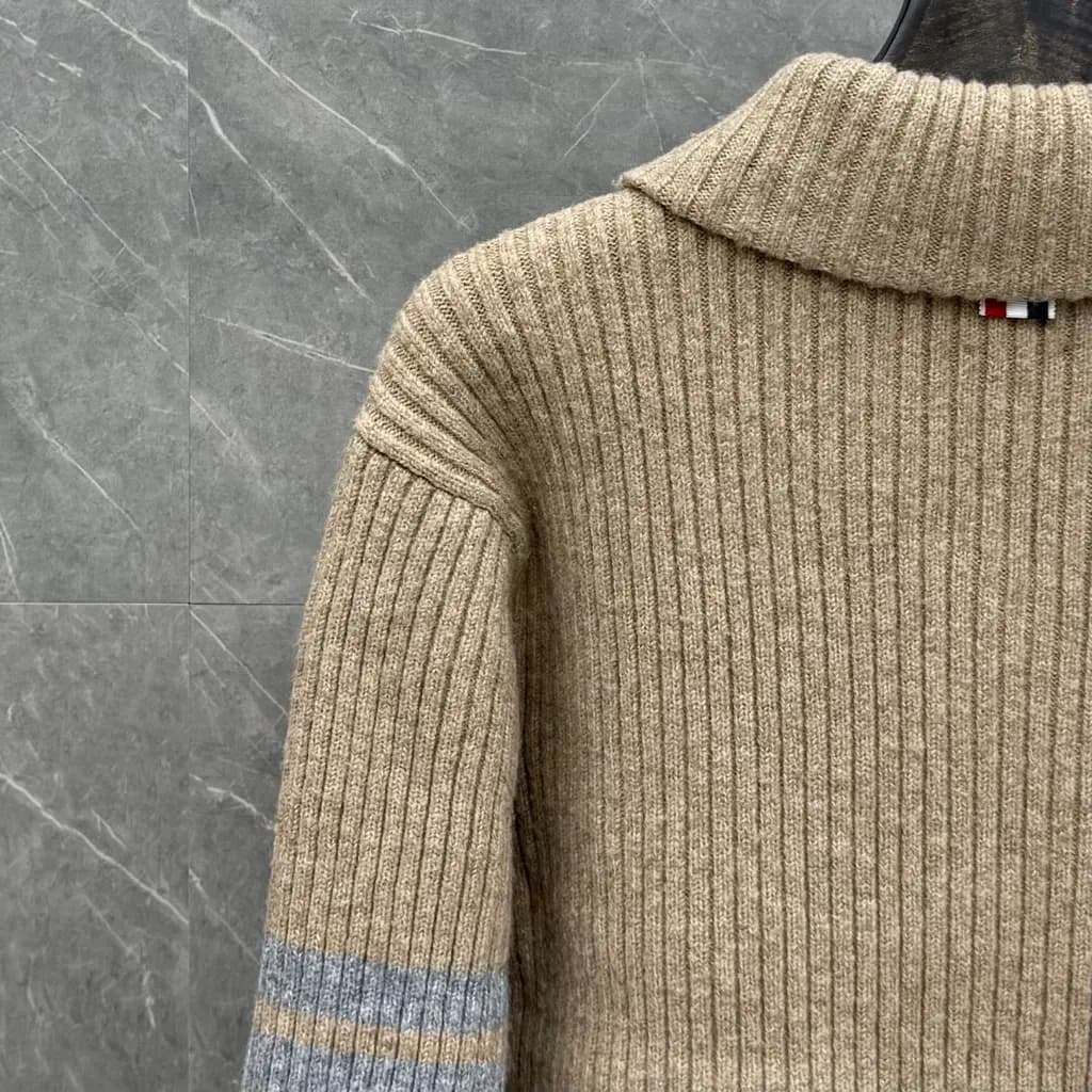 톰브라운 THOM BROWNE 리브드 울 크롭 가디건 상세 이미지