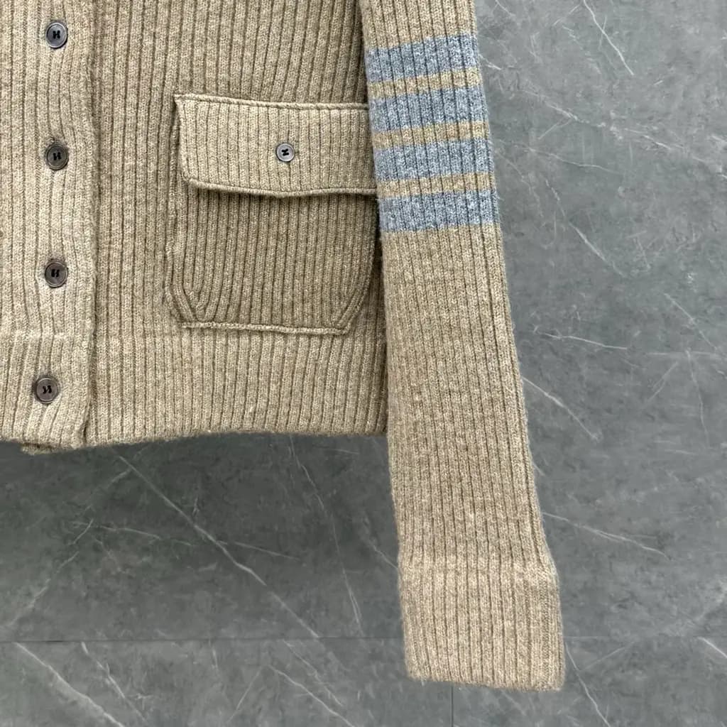 톰브라운 THOM BROWNE 리브드 울 크롭 가디건 상세 이미지