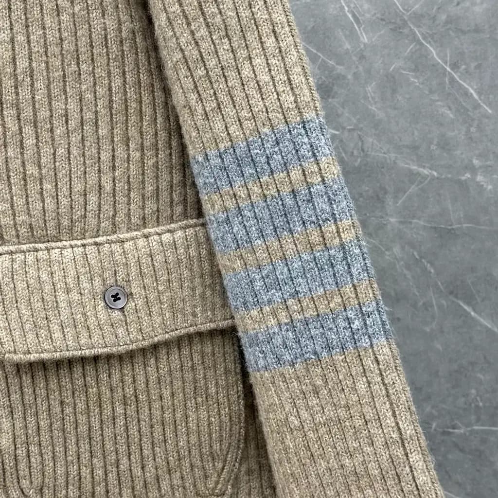 톰브라운 THOM BROWNE 리브드 울 크롭 가디건 상세 이미지