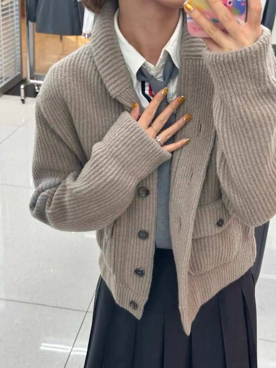 톰브라운 THOM BROWNE 리브드 울 크롭 가디건 상세 이미지