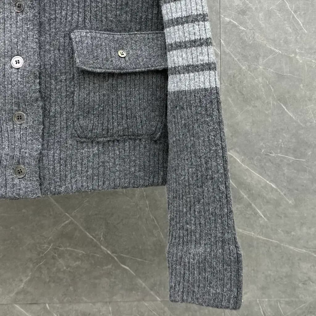 톰브라운 THOM BROWNE 리브드 울 크롭 가디건 상세 이미지