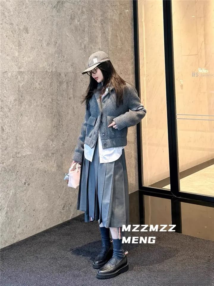 톰브라운 THOM BROWNE 리브드 울 크롭 가디건 상세 이미지