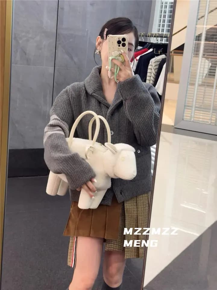 톰브라운 THOM BROWNE 리브드 울 크롭 가디건 상세 이미지