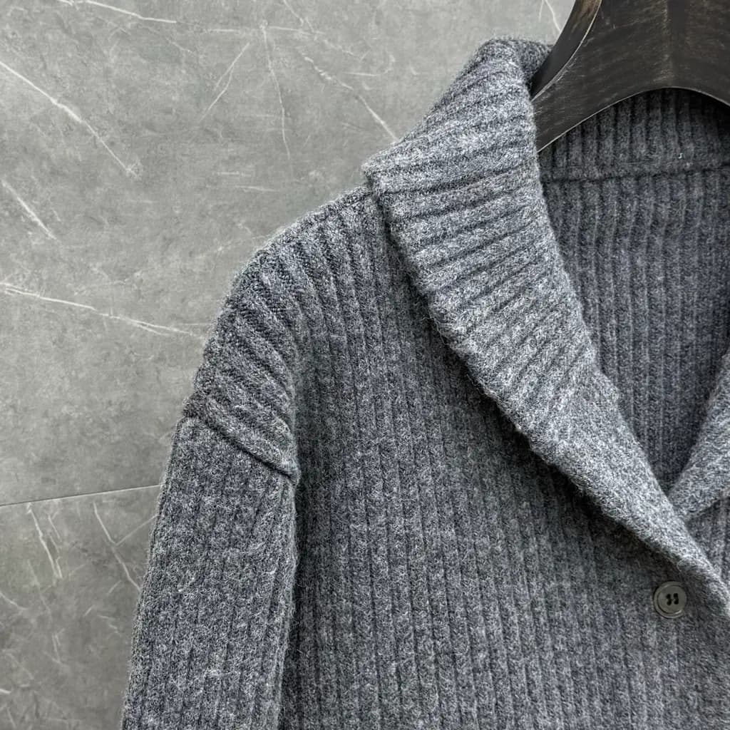 톰브라운 THOM BROWNE 리브드 울 크롭 가디건 상세 이미지