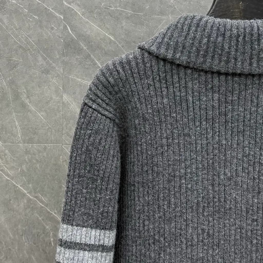 톰브라운 THOM BROWNE 리브드 울 크롭 가디건 상세 이미지