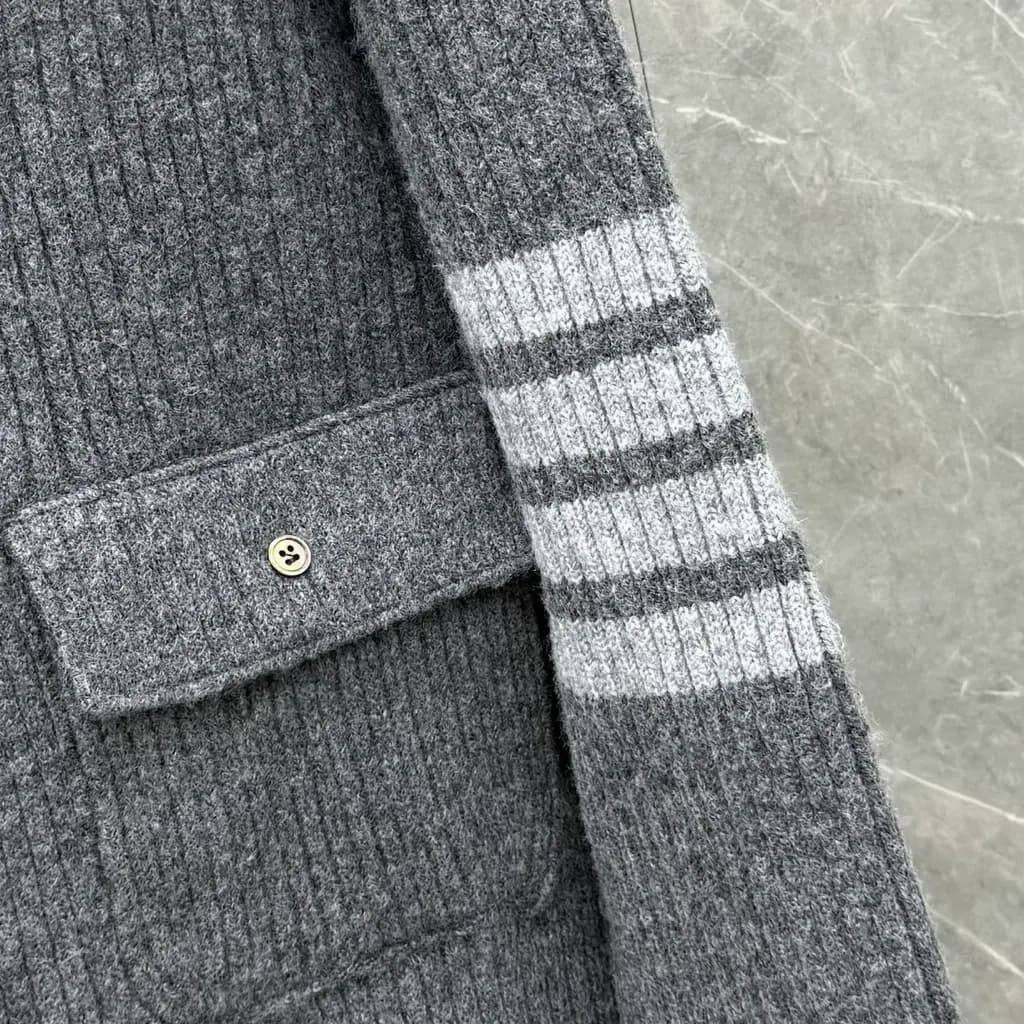 톰브라운 THOM BROWNE 리브드 울 크롭 가디건 상세 이미지