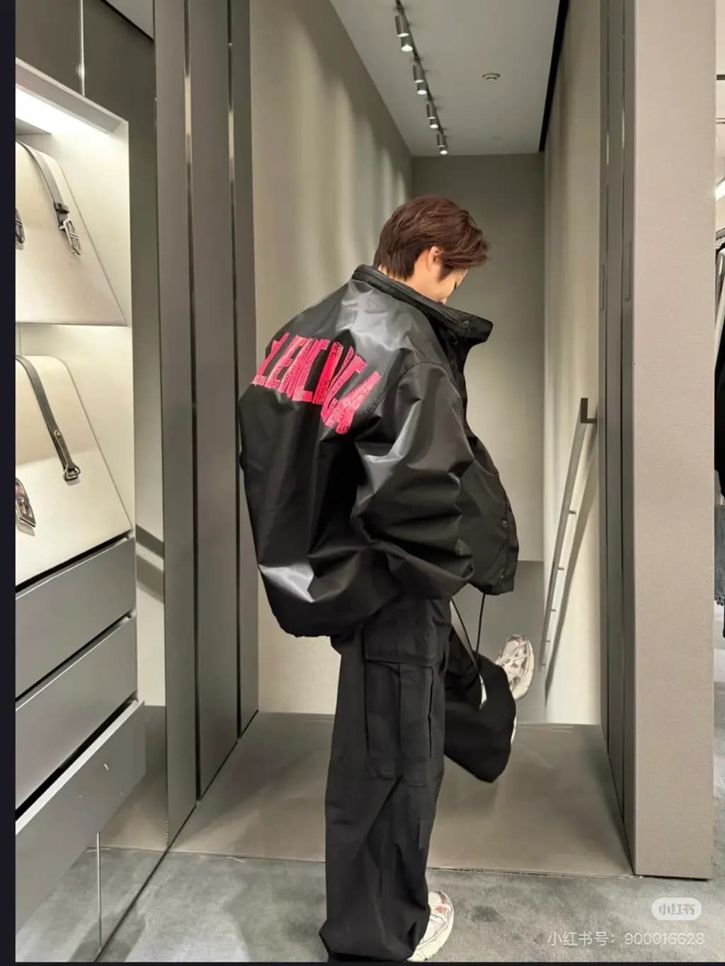 발렌시아가 BALENCIAGA CAUTION TAPE 그래픽 후드 자켓 상세 이미지