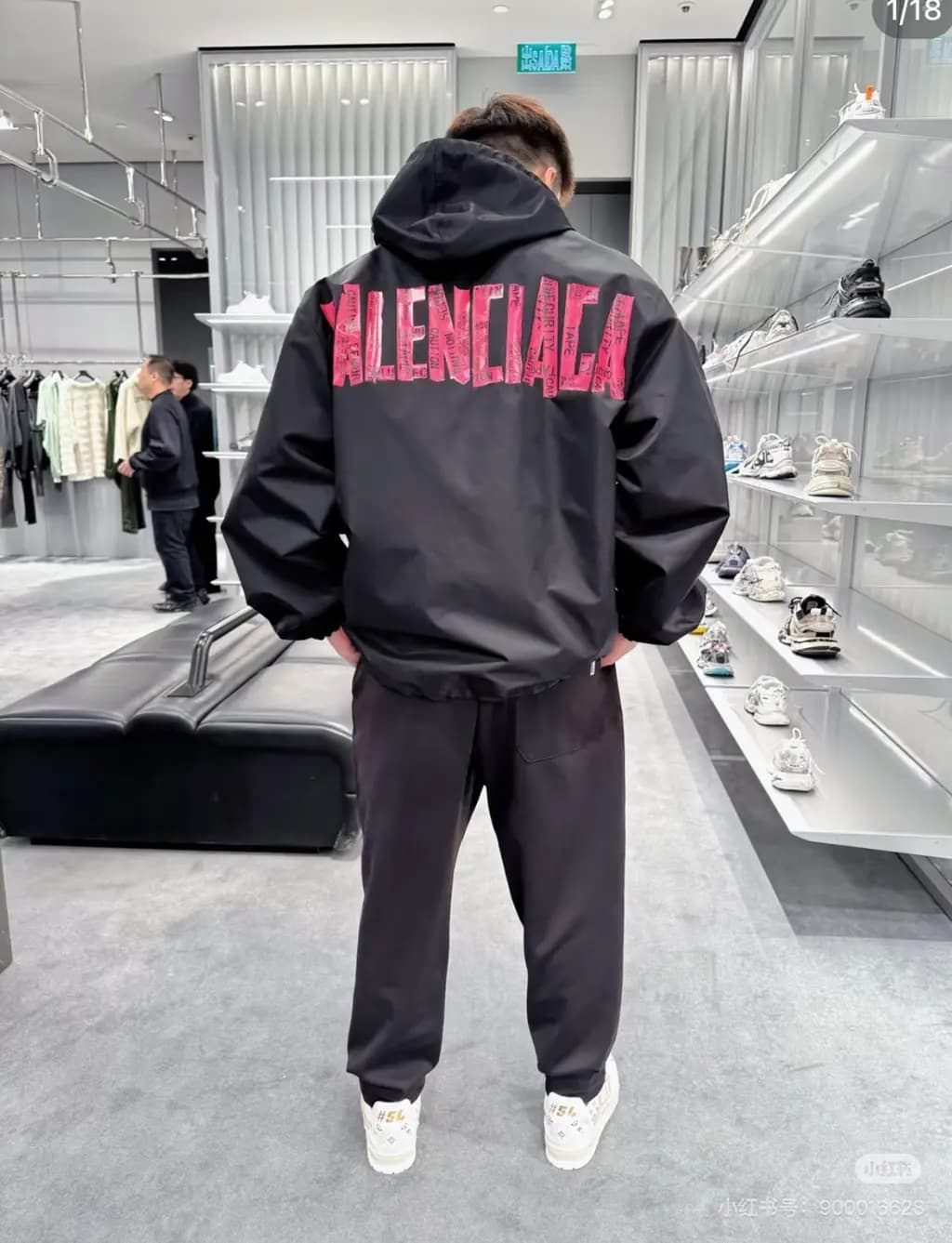 발렌시아가 BALENCIAGA CAUTION TAPE 그래픽 후드 자켓 상세 이미지