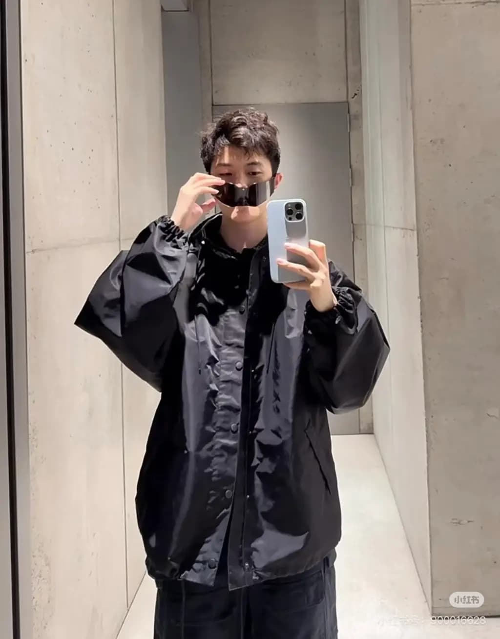 발렌시아가 BALENCIAGA CAUTION TAPE 그래픽 후드 자켓 상세 이미지