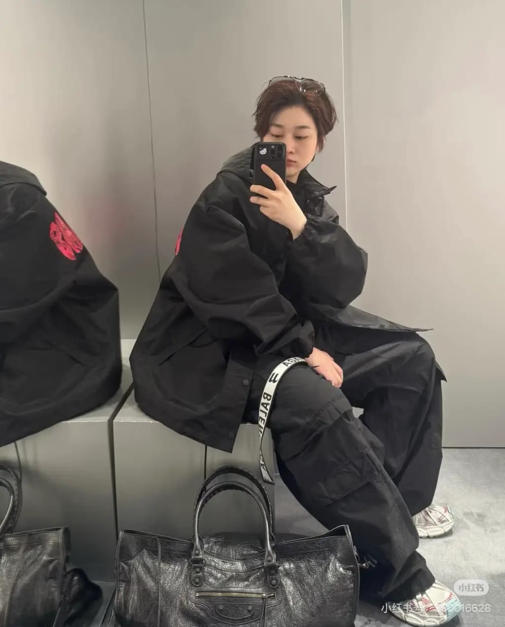 발렌시아가 BALENCIAGA CAUTION TAPE 그래픽 후드 자켓 상세 이미지