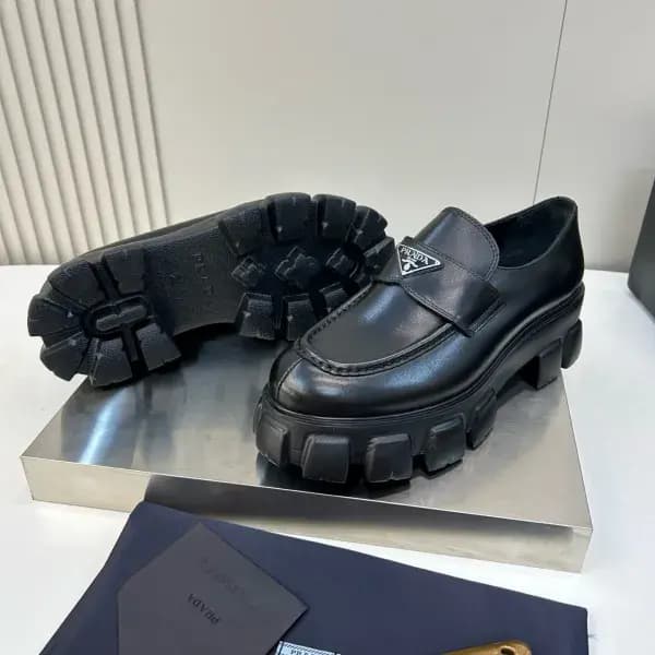 프라다 프라다 모놀리스 브러시드 가죽 로퍼 상세 이미지