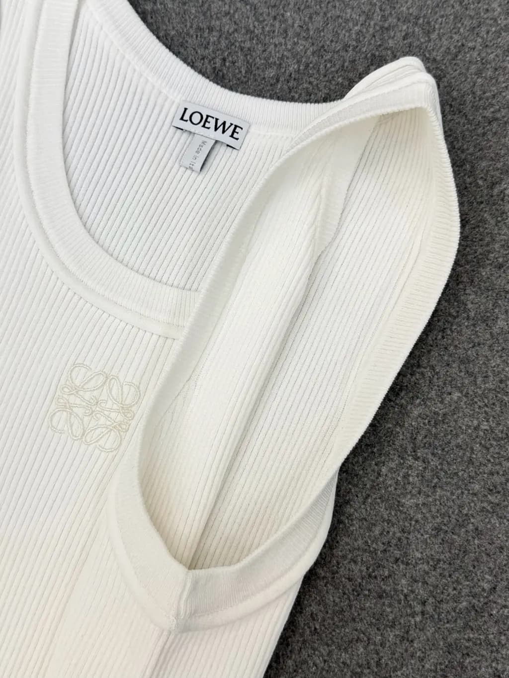 로에베 LOEWE 아나그램 자수 립 탱크탑 상세 이미지