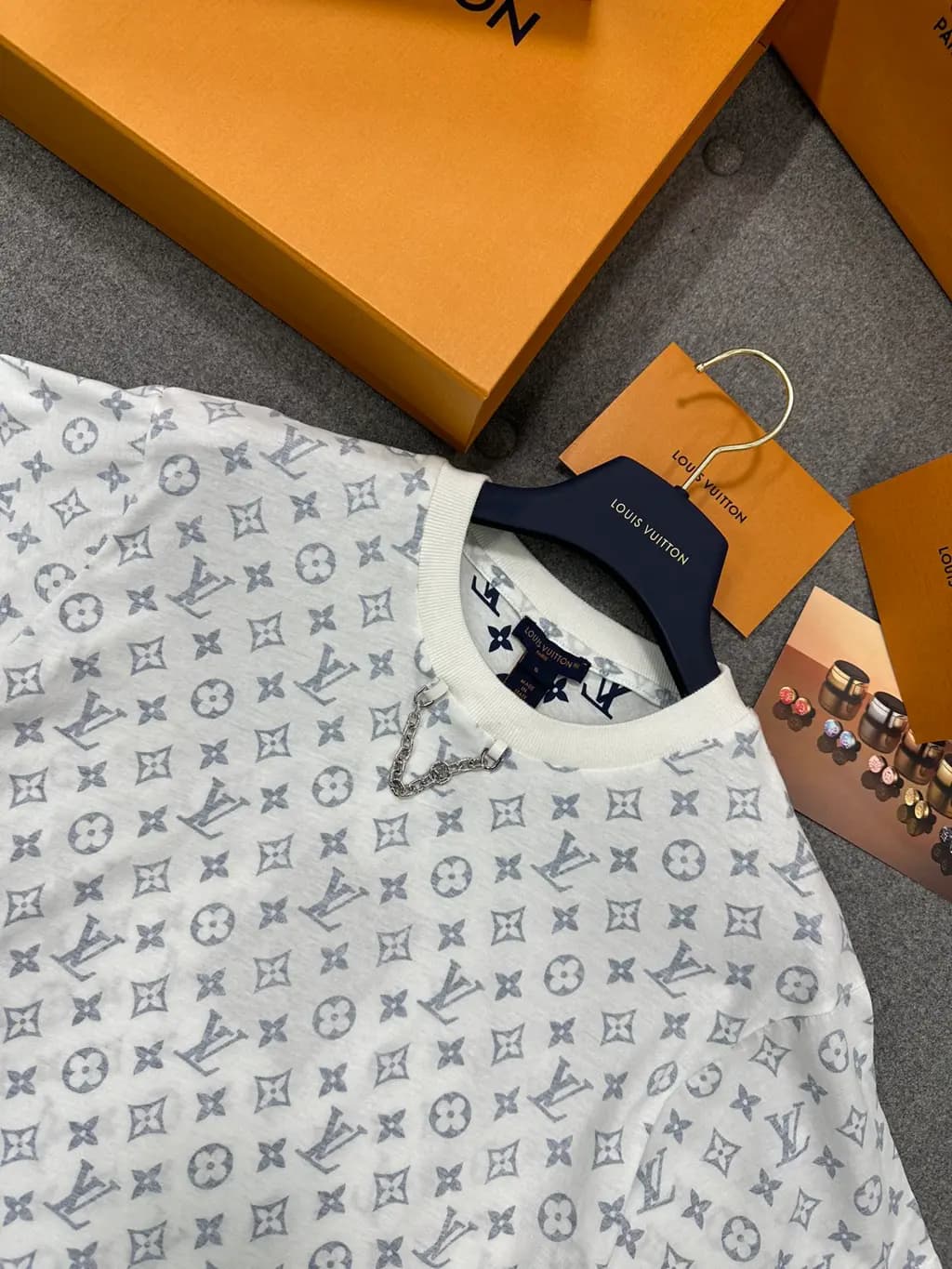 루이비통 LOUIS VUITTON 올오버 모노그램 체인 반팔 티셔츠 상세 이미지