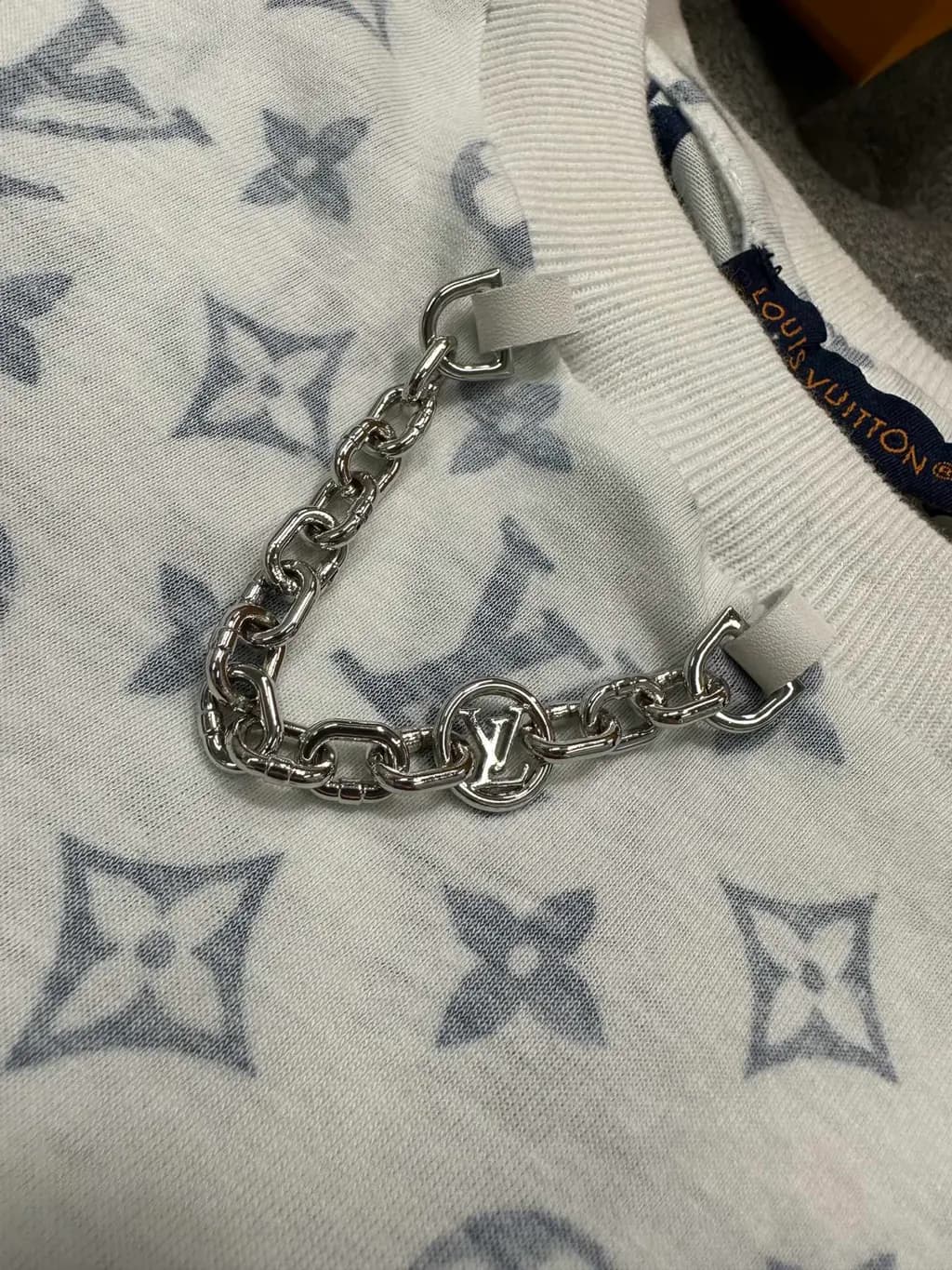 루이비통 LOUIS VUITTON 올오버 모노그램 체인 반팔 티셔츠 상세 이미지