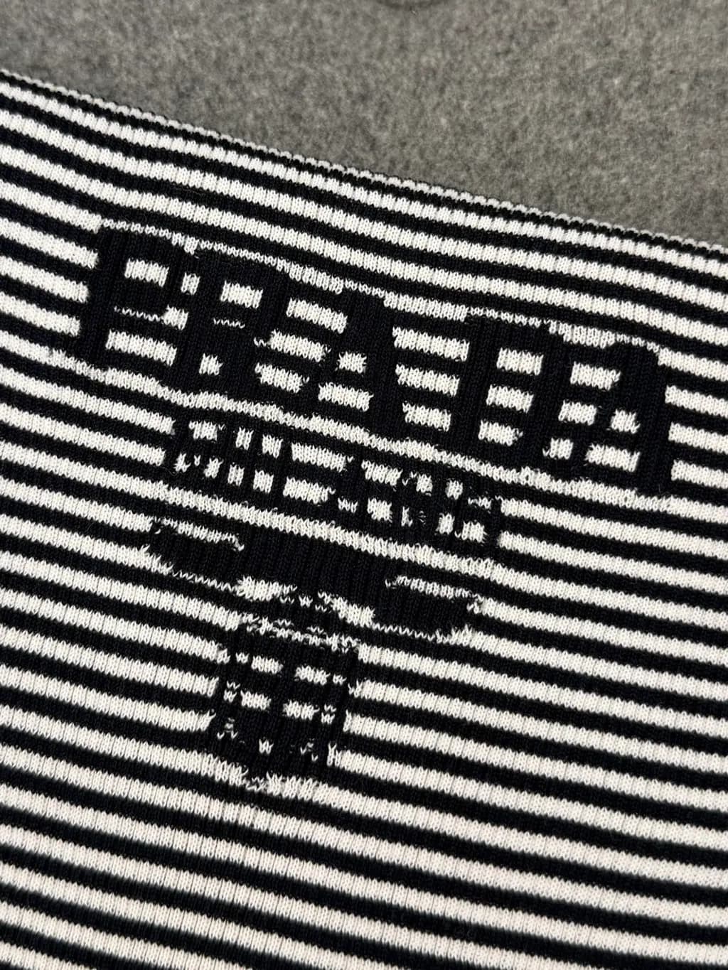프라다 PRADA 스트라이프 실크 니트 반팔 티셔츠 상세 이미지