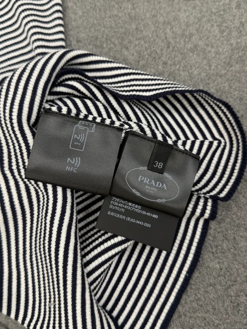 프라다 PRADA 스트라이프 실크 니트 반팔 티셔츠 상세 이미지