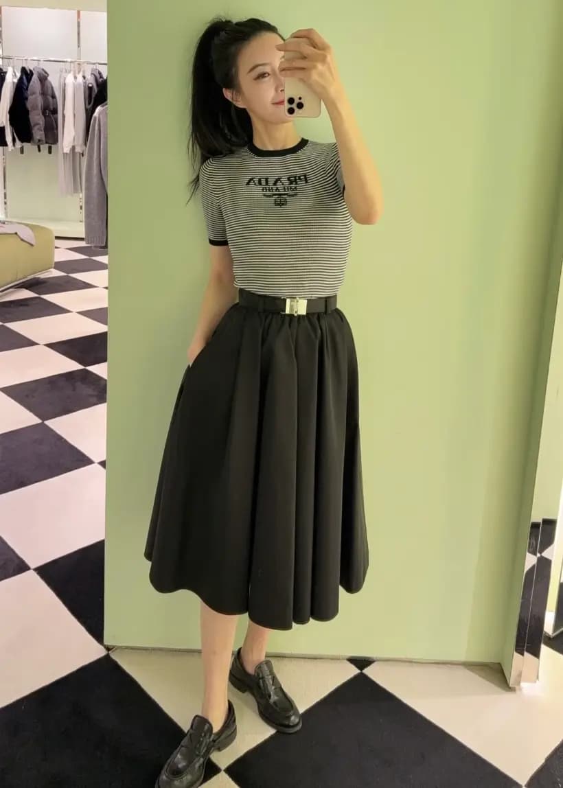 프라다 PRADA 스트라이프 실크 니트 반팔 티셔츠 상세 이미지