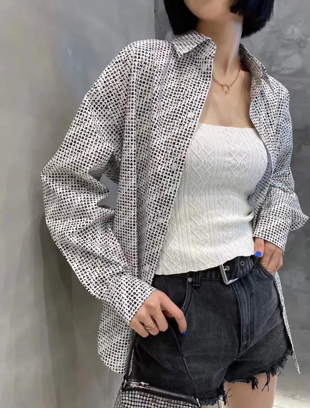 발렌시아가 BALENCIAGA 올오버 그래픽 오버사이즈 셔츠 상세 이미지