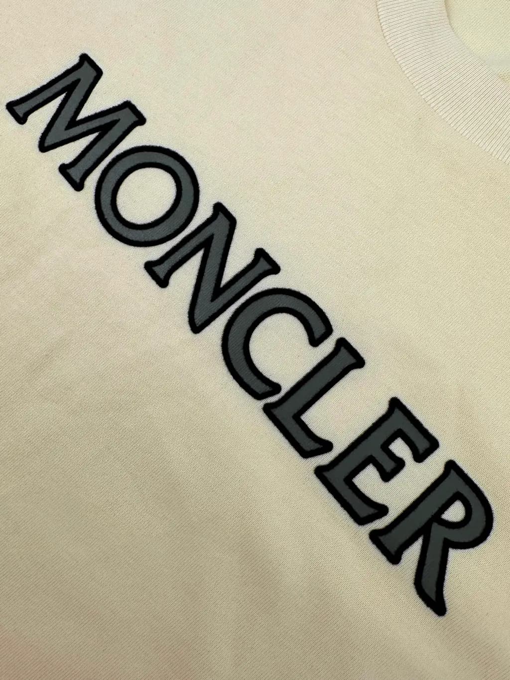몽클레어 MONCLER 시그니처 로고 반팔 티셔츠 상세 이미지