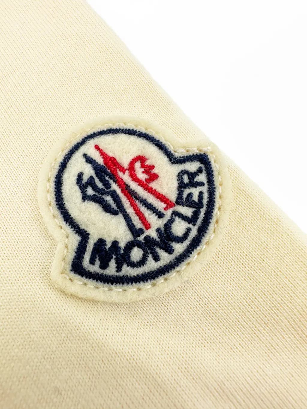 몽클레어 MONCLER 시그니처 로고 반팔 티셔츠 상세 이미지