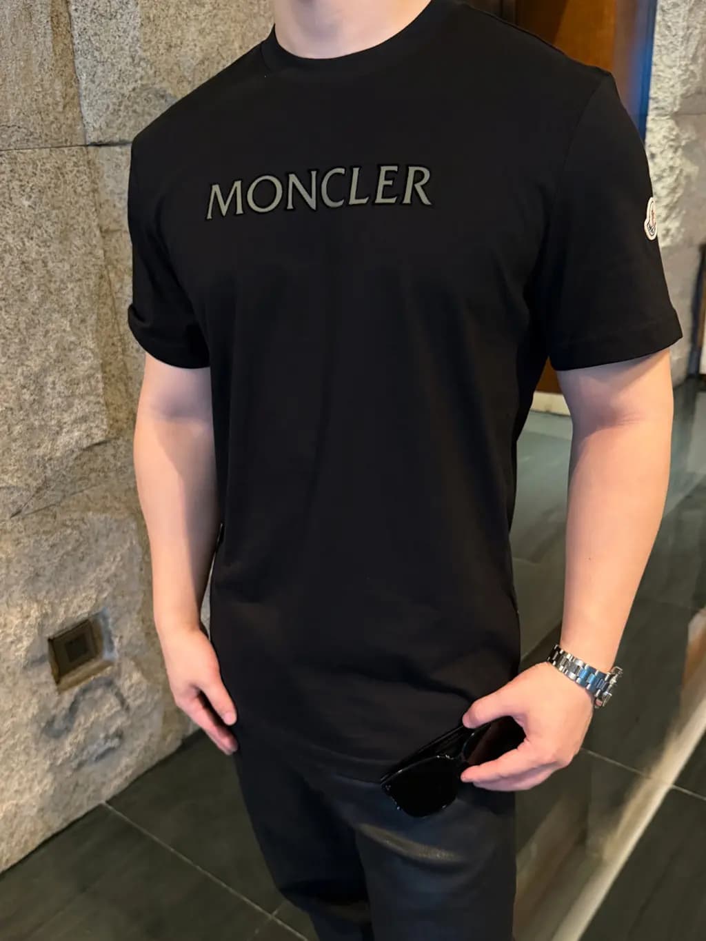 몽클레어 MONCLER 시그니처 로고 반팔 티셔츠 상세 이미지