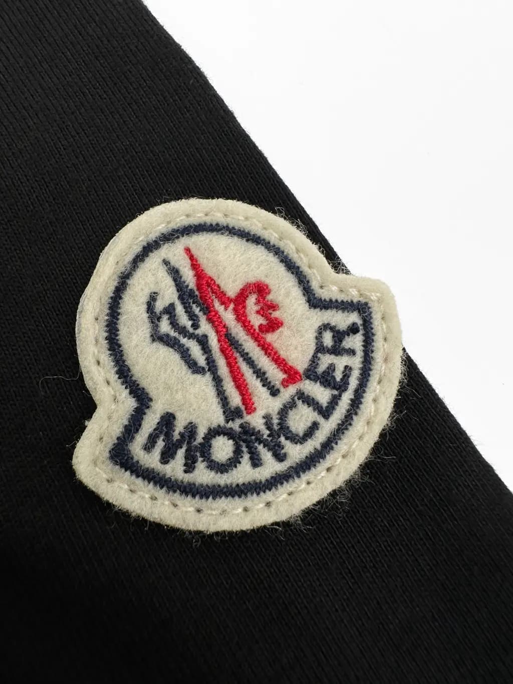몽클레어 MONCLER 시그니처 로고 반팔 티셔츠 상세 이미지