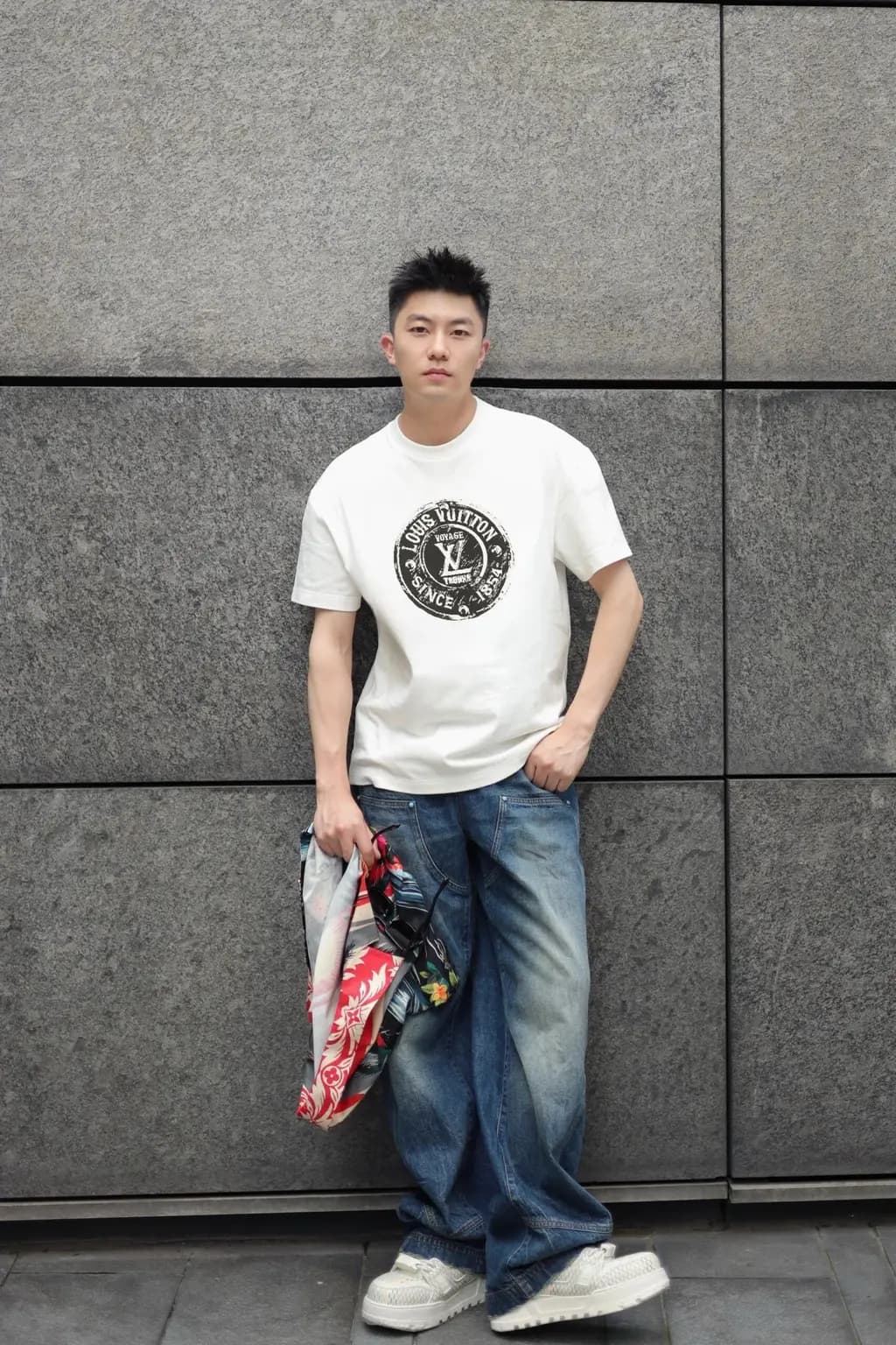 루이비통 LOUIS VUITTON 시그니처 서클 로고 반팔 티셔츠 상세 이미지