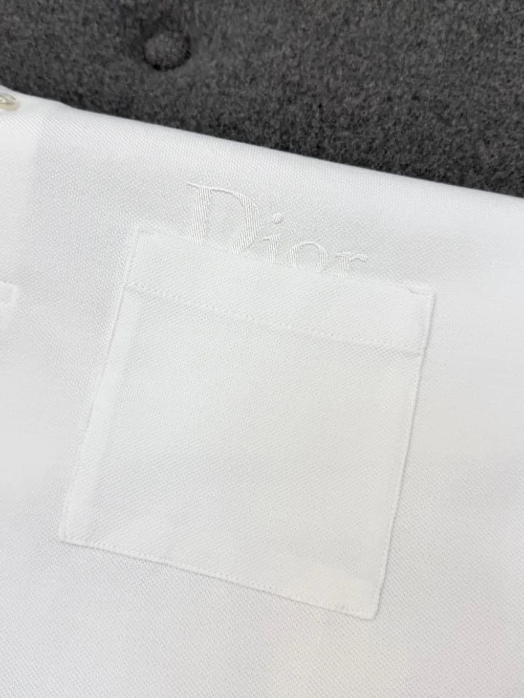 디올 DIOR 시그니처 자수 포켓 폴로 셔츠 상세 이미지