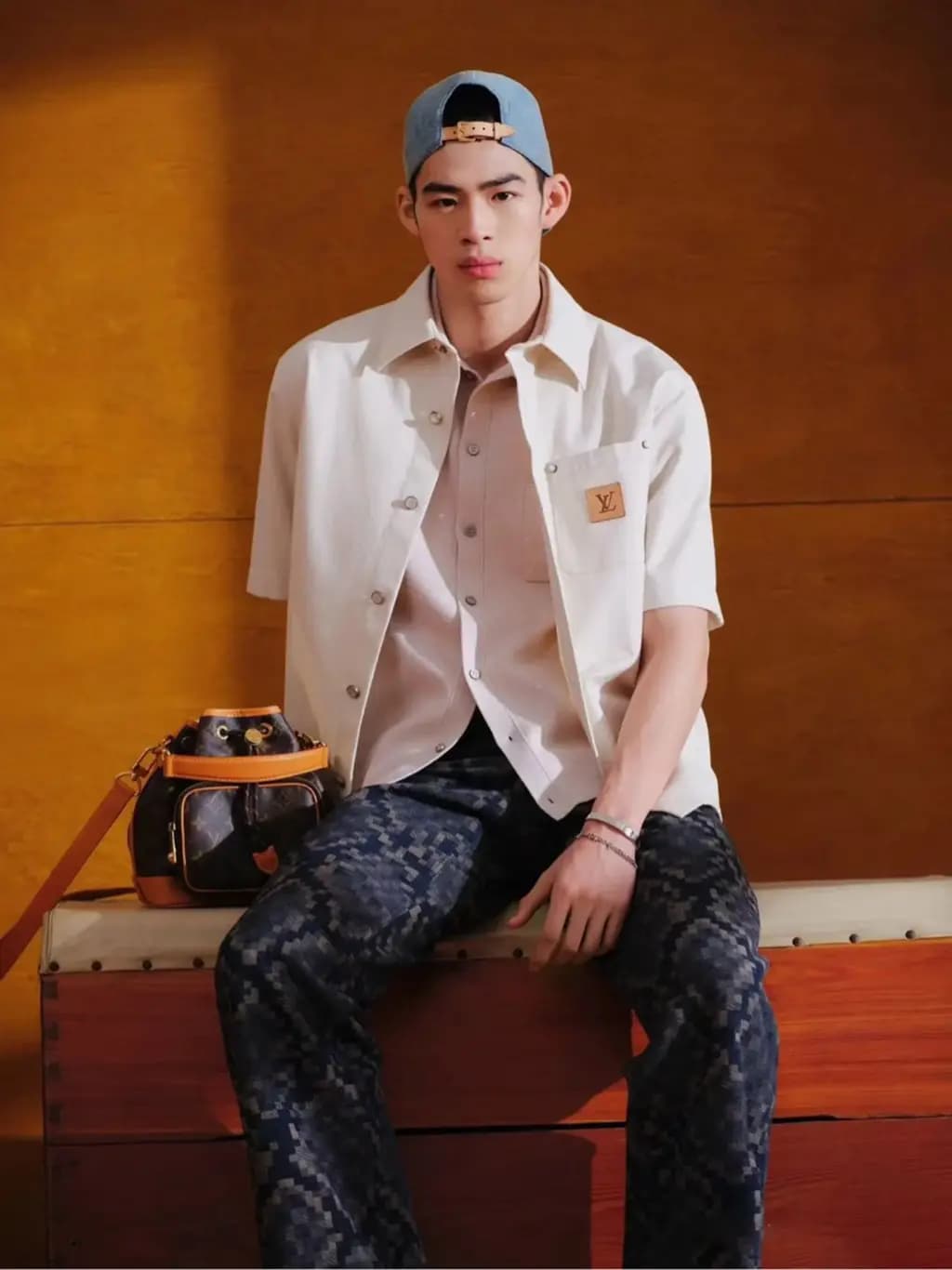 루이비통 LOUIS VUITTON "LE MONDE EST À VOUS" 린넨 반팔 셔츠 상세 이미지