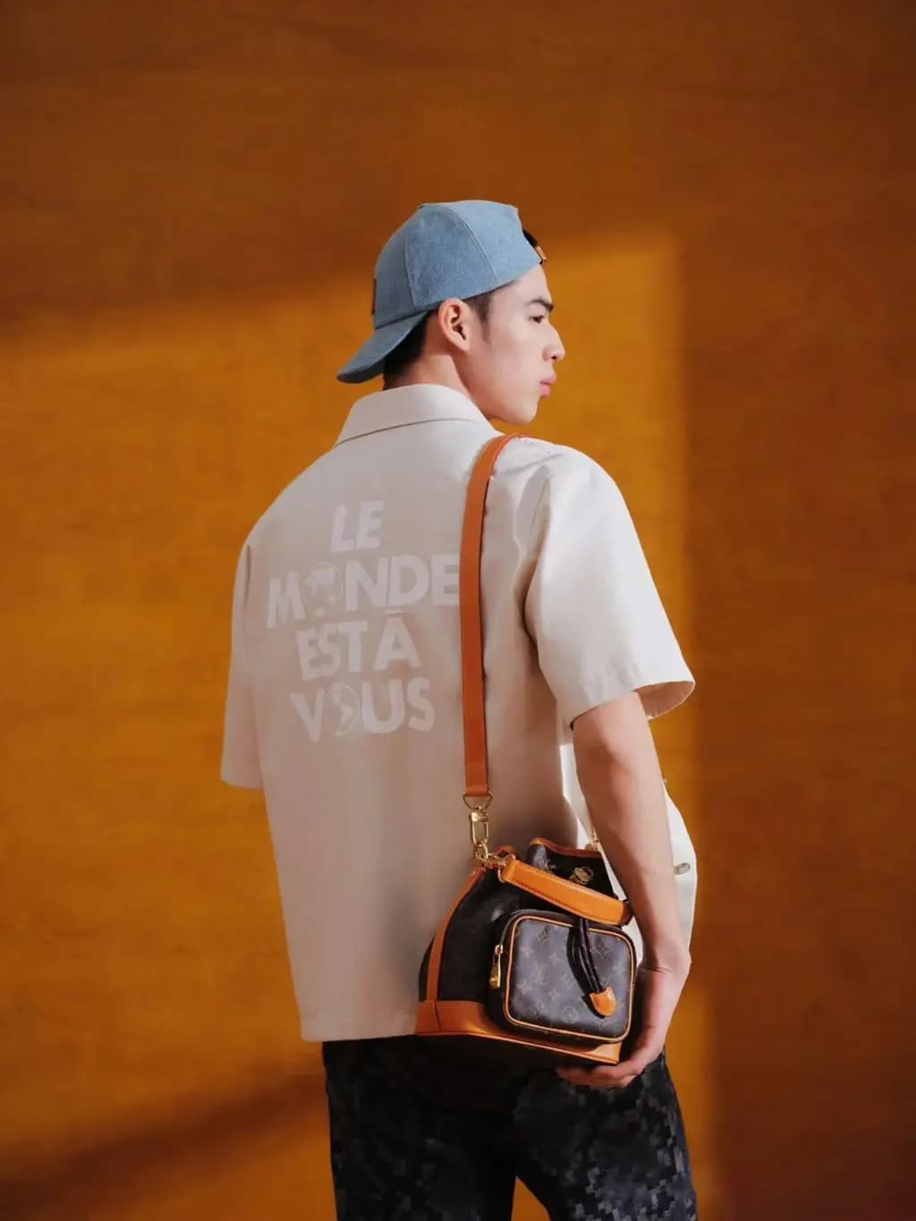 루이비통 LOUIS VUITTON "LE MONDE EST À VOUS" 린넨 반팔 셔츠 상세 이미지