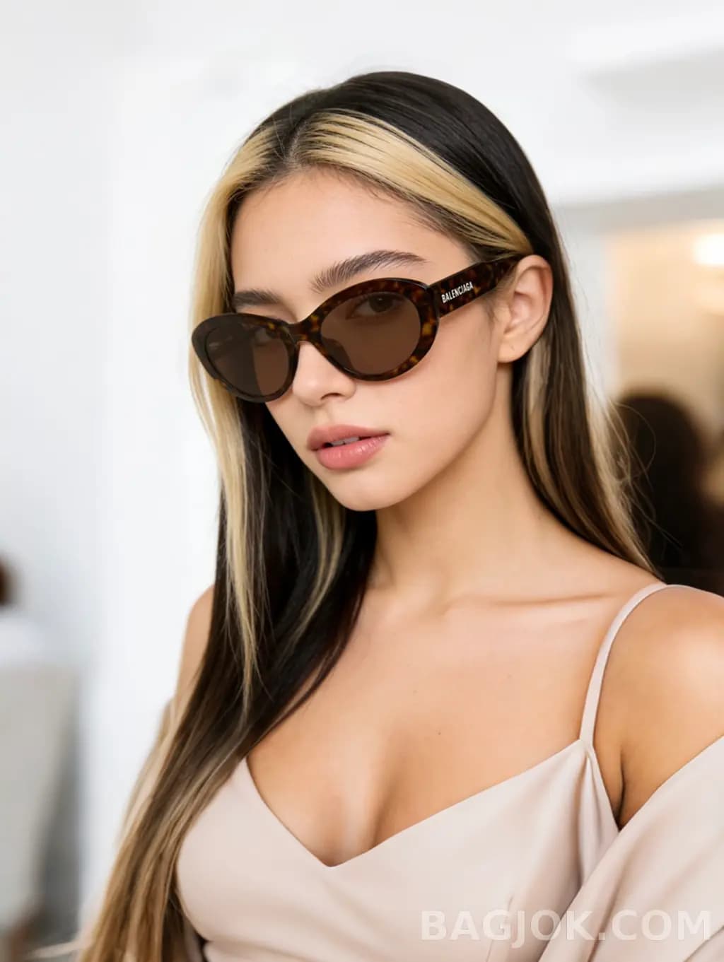 발렌시아가 BALENCIAGA Oval Cat-Eye Sunglasses 상세 이미지