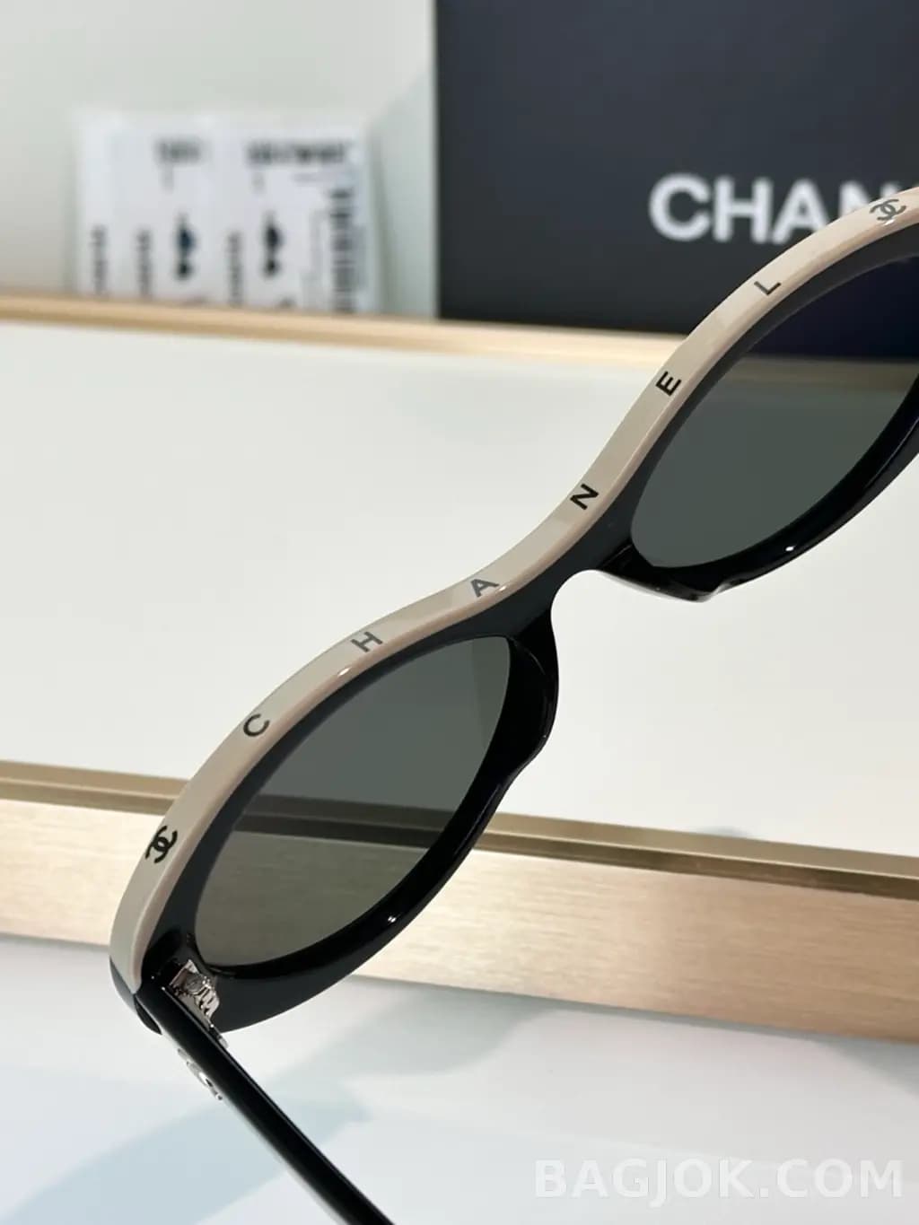 샤넬 CHANEL Cat-Eye Lettering Sunglasses 상세 이미지