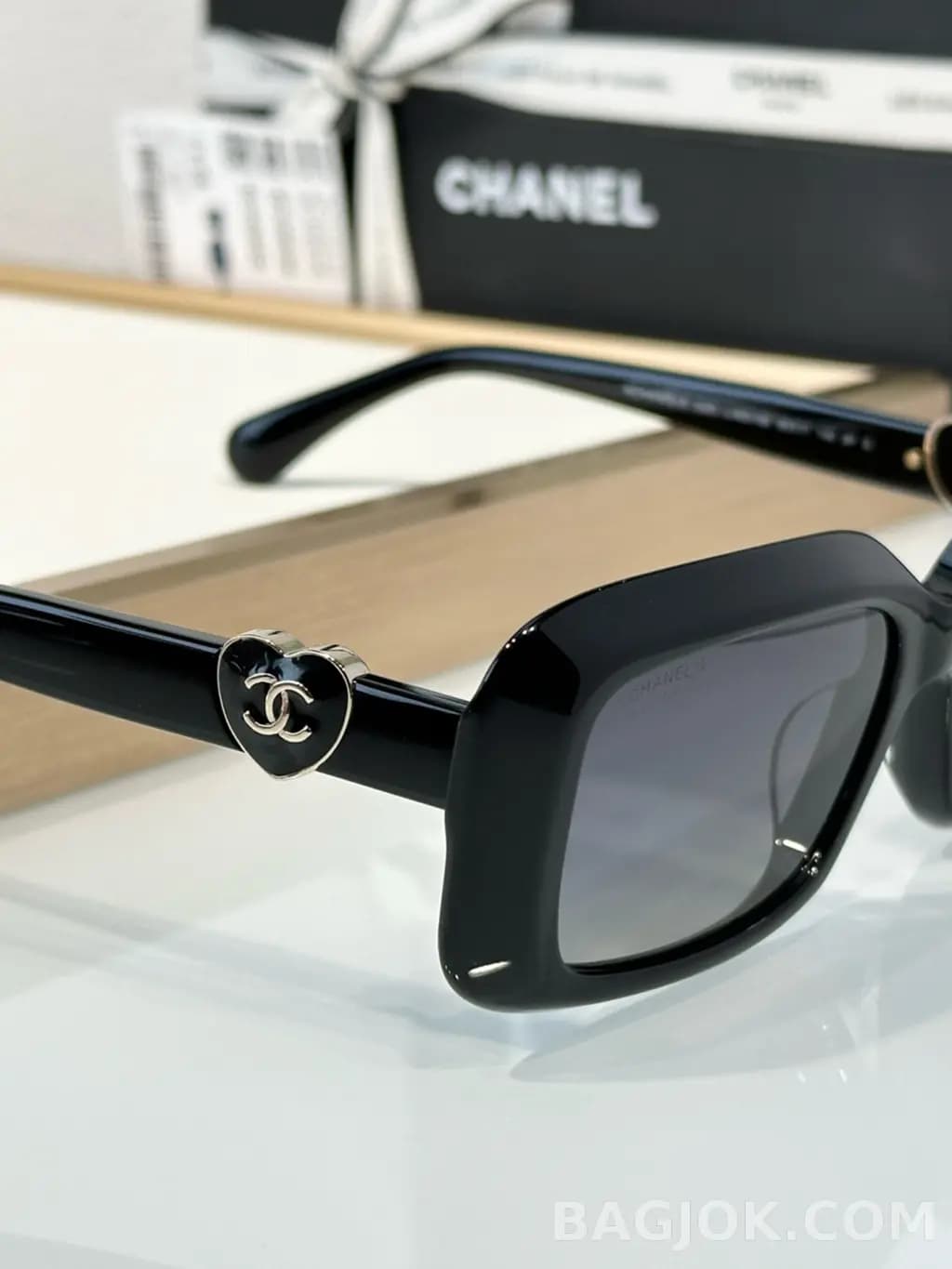 샤넬 CHANEL Rectangular Heart CC Sunglasses (CH5520) 상세 이미지