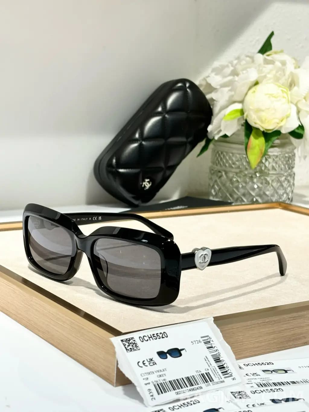 샤넬 CHANEL Rectangular Heart CC Sunglasses (CH5520) 상세 이미지