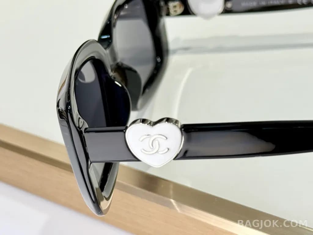 샤넬 CHANEL Rectangular Heart CC Sunglasses (CH5520) 상세 이미지