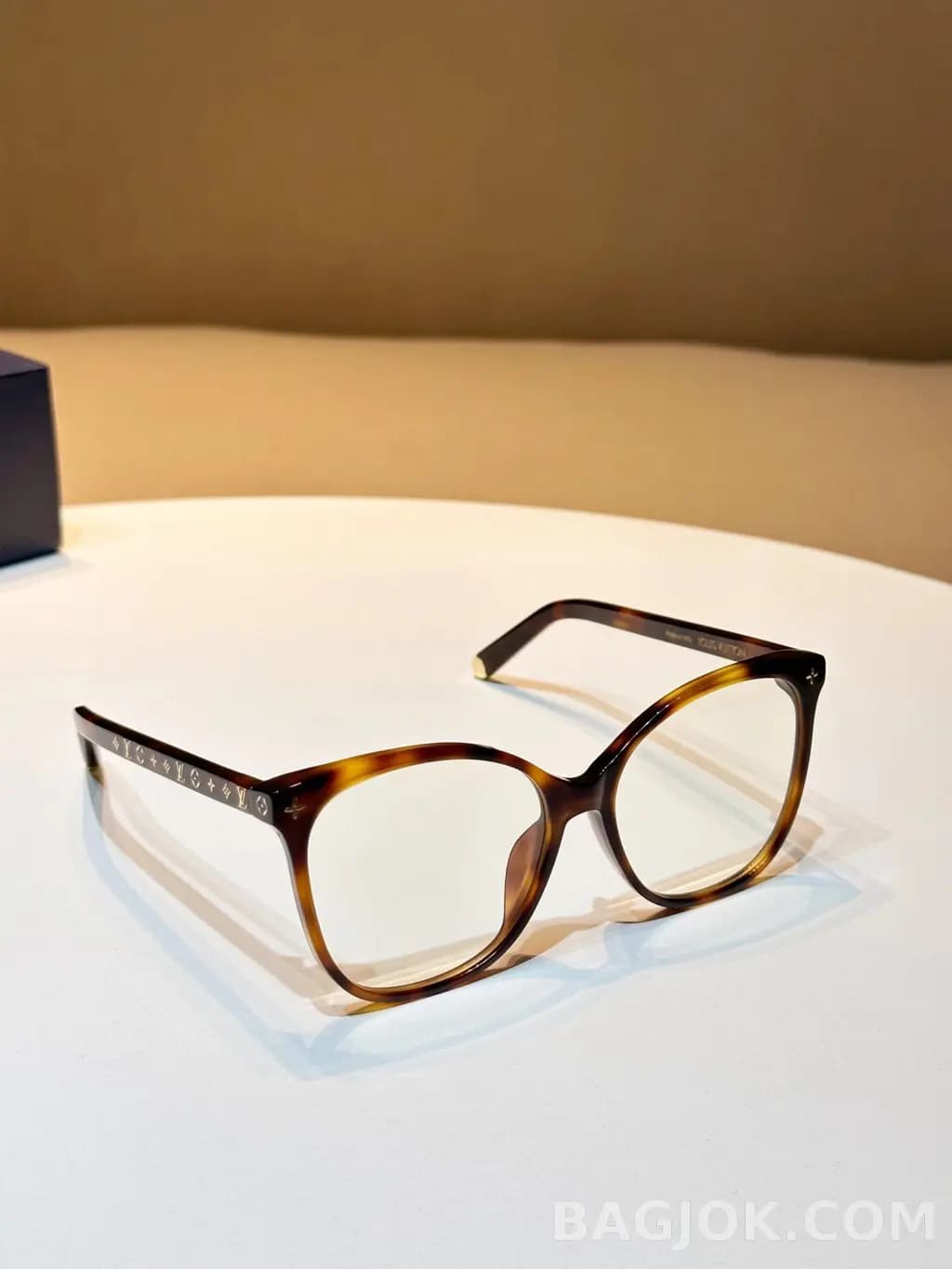 루이비통 LOUIS VUITTON Cat-eye Glasses 상세 이미지