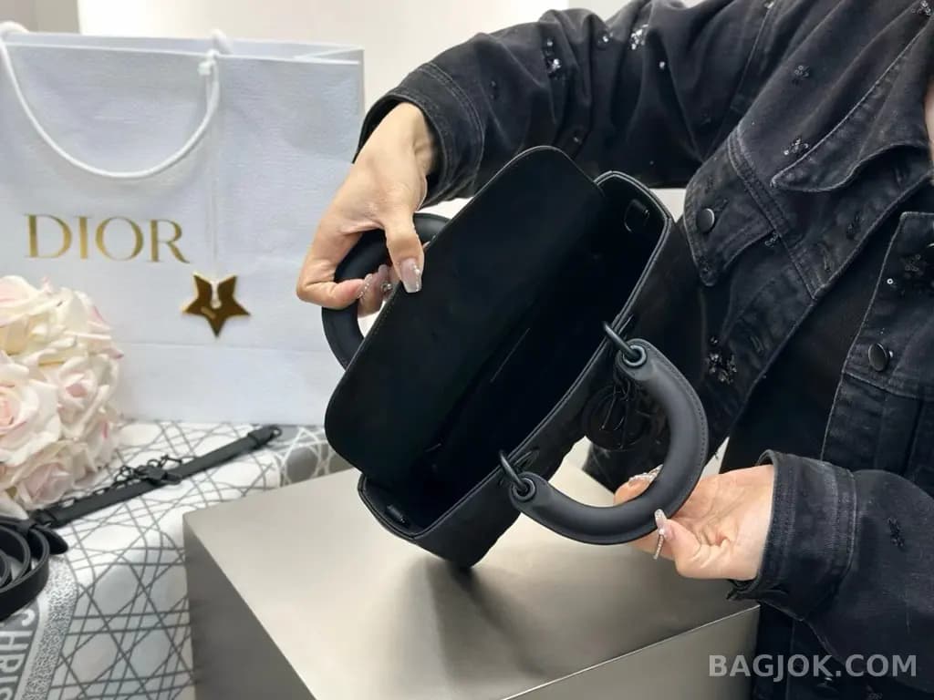 디올 디올 울트라 매트 디조이백 미디움 상세 이미지