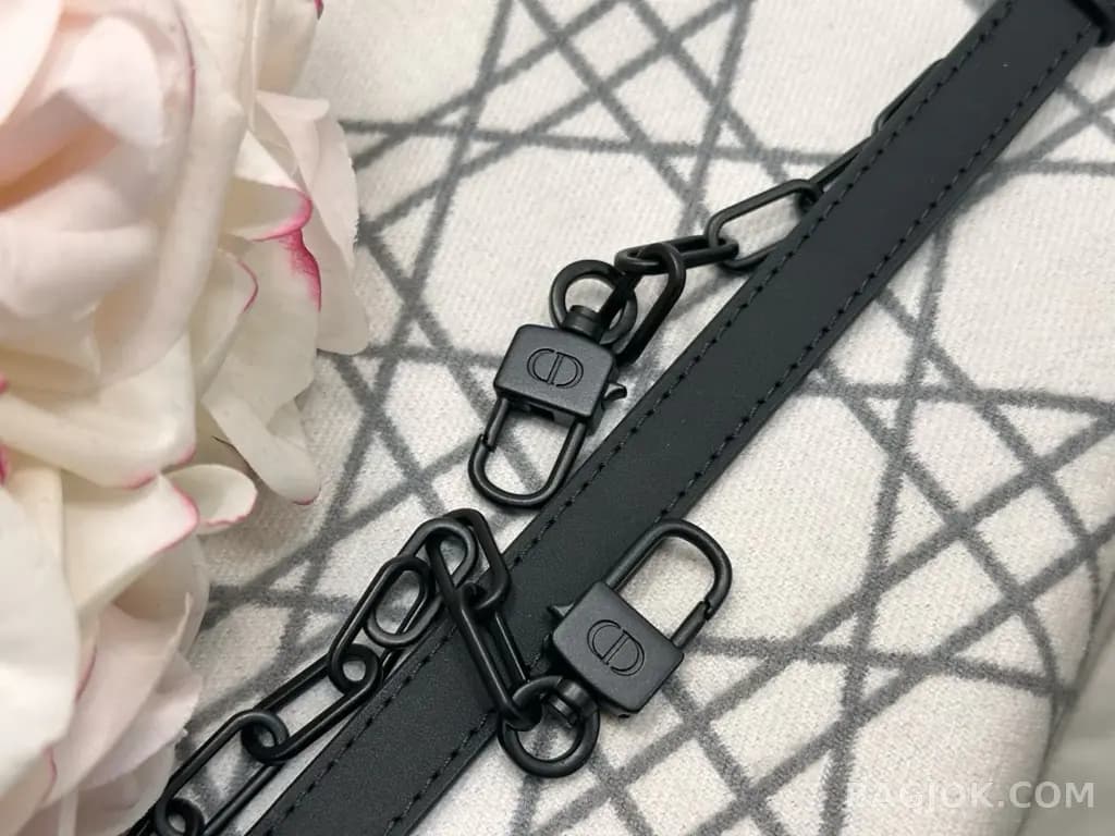 디올 디올 울트라 매트 디조이백 미디움 상세 이미지