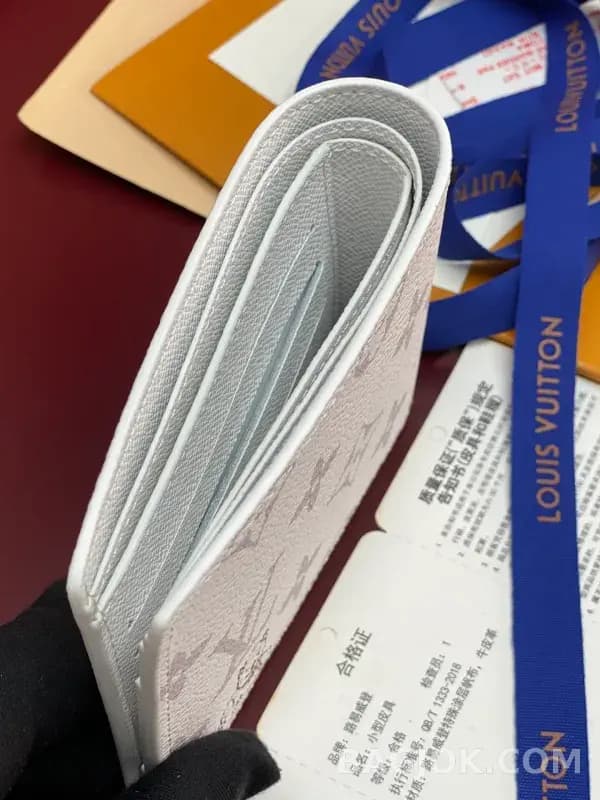 루이비통 루이비통 멀티플 월렛 화이트 모노그램 독 에디션 상세 이미지