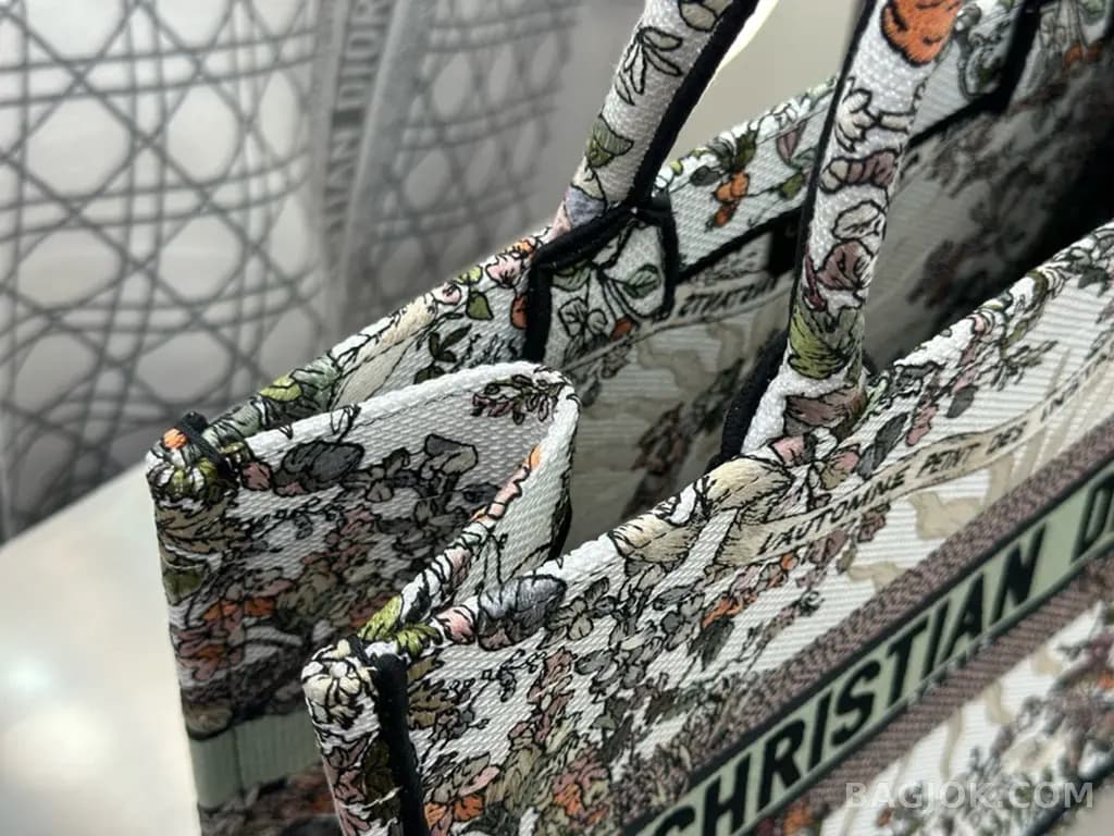 디올 디올 쎄종 쏠레이 자수 북 토트백 미디움 상세 이미지