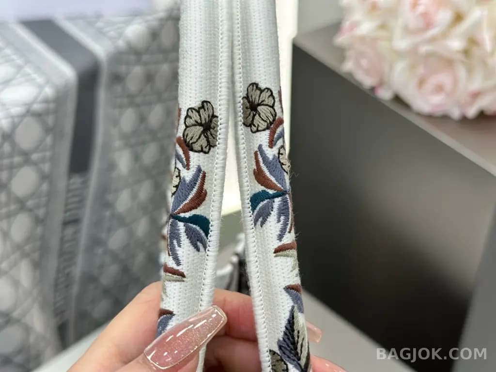 디올 디올 자뎅 디베르 자수 북 토트백 미디움 상세 이미지