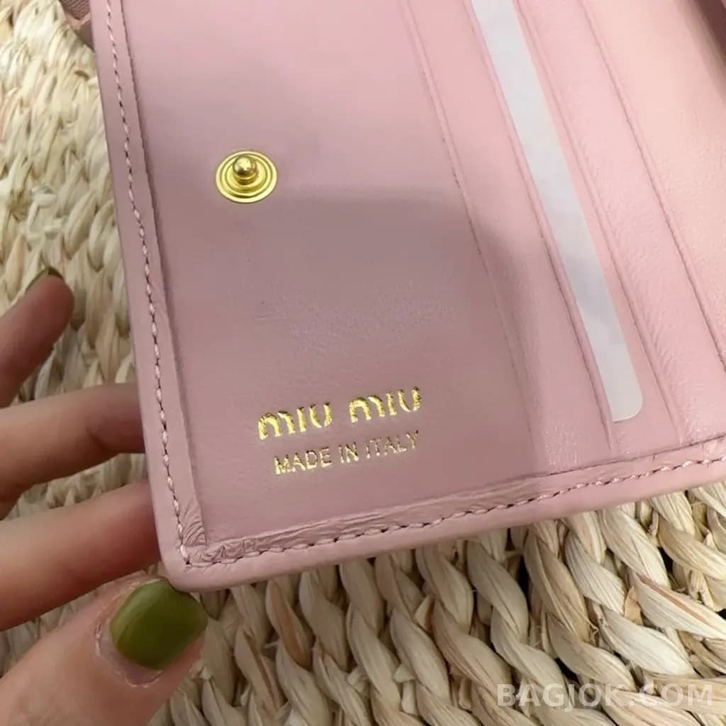 샤넬 미우미우 마테라쎄 나파 가죽 반지갑 상세 이미지
