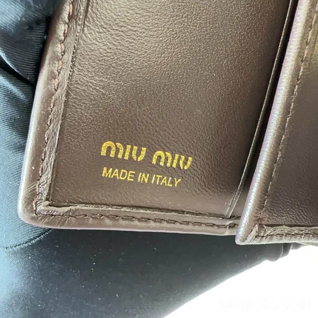 샤넬 미우미우 마테라쎄 나파 가죽 반지갑 상세 이미지